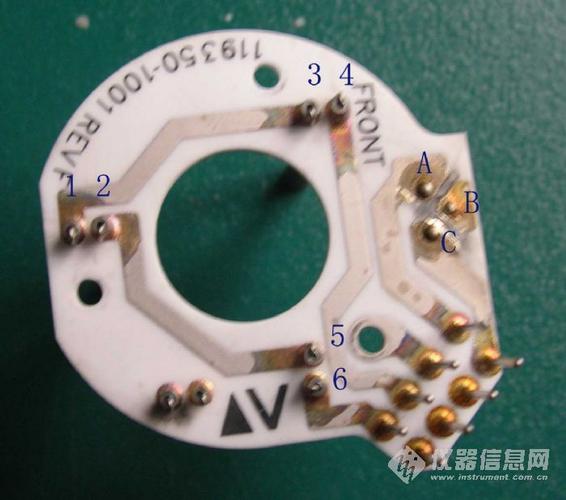 加熱臺(tái)、加熱板與烤膠機(jī) 同源設(shè)備在前端制程中的角色差異